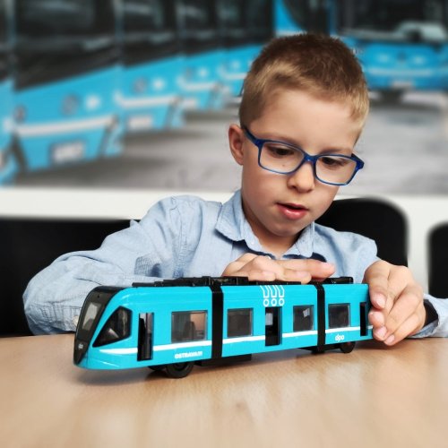 Kovový model moderní tramvaje