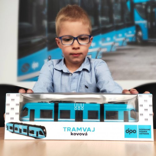Kovový model moderní tramvaje
